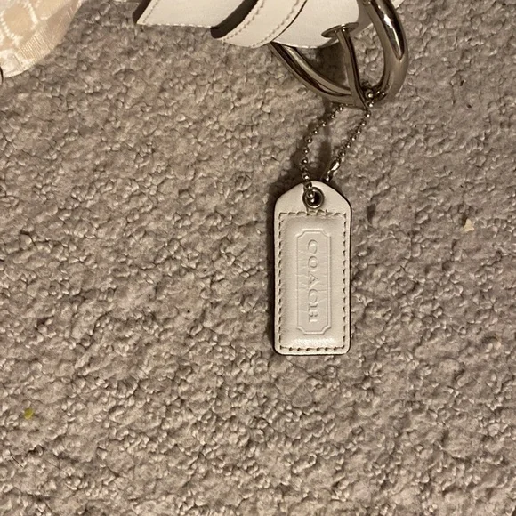 Coach vintage crème shoulder bag lightly used - Picture 2 of 3